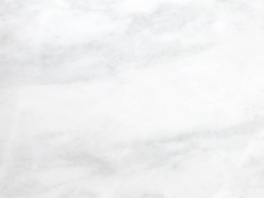 Oteldeki yatağın üzerindeki kırışıklık battaniyesi ve battaniyede güneş ışığı.