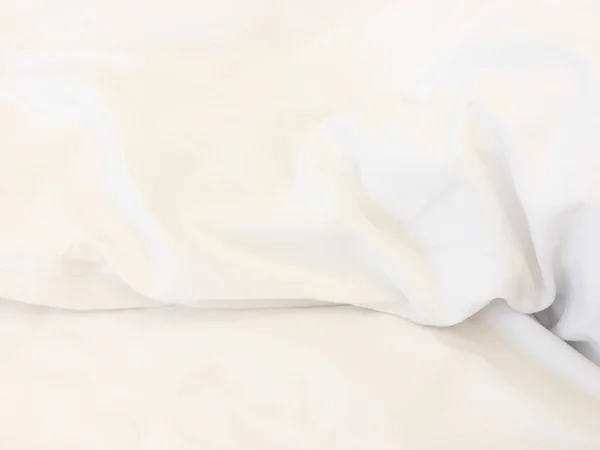 在床上的白色枕头和皱纹凌乱的毯子在卧室里 从睡在一个漫长的夜晚冬天 — 图库照片