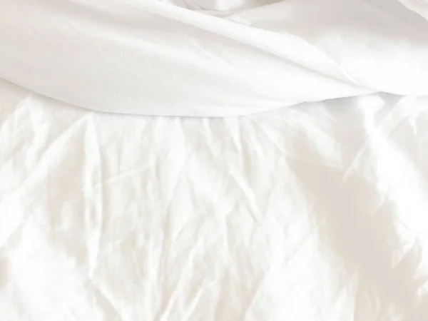 Oteldeki Yatağın Üzerindeki Kırışıklık Battaniyesi Battaniyede Güneş Işığı — Stok fotoğraf