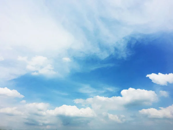Schöner Blauer Himmel Und Weiße Wolken — Stockfoto