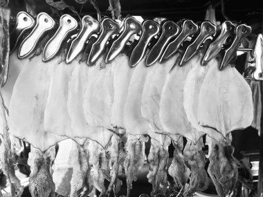 güneşte kurutulmuş mürekkep balığı sokak yiyecek pazarında satışta..