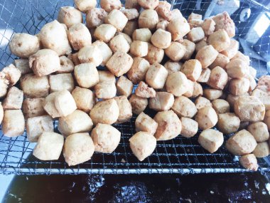 Tofu kızartması ve taro tavada kızgın yağda kızaracak..