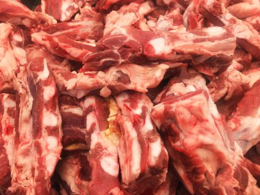 Mezbahada domuz eti.