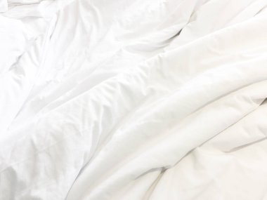 Beyaz yatak örtülerini kapat ve boşluğu kopyala.