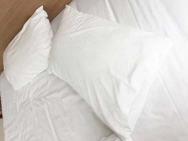 長い冬の夜寝てから寝室でしわ乱雑な毛布とベッドの上の白い枕 — ストック写真