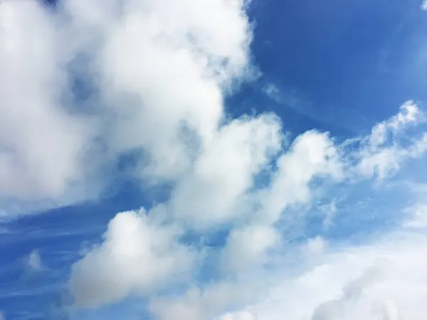 Nuages Duveteux Blancs Sur Ciel Bleu Été Par Une Journée — Photo