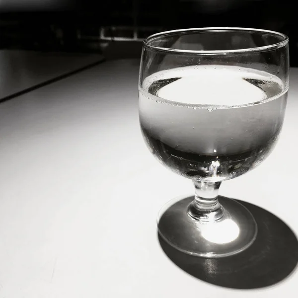 Bicchiere Con Acqua Bicchiere Vino Set Sul Tavolo Conferenza — Foto Stock