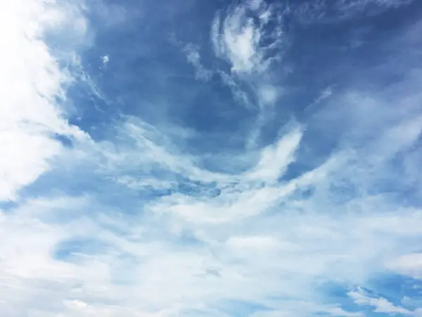 Weiße Flauschige Wolken Blauen Himmel Sommer Sonnigen Tagen — Stockfoto
