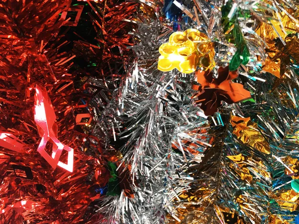 Χριστουγεννιάτικη Διακόσμηση Πολύχρωμο Tinsel Για Φόντο — Φωτογραφία Αρχείου