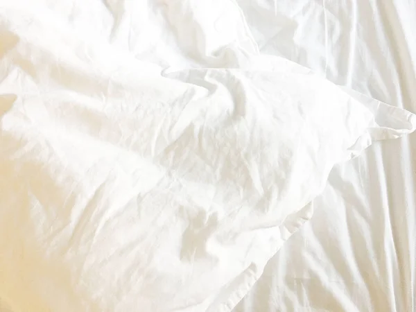 Oreiller Blanc Sur Lit Avec Couverture Désordonnée Ride Dans Chambre — Photo
