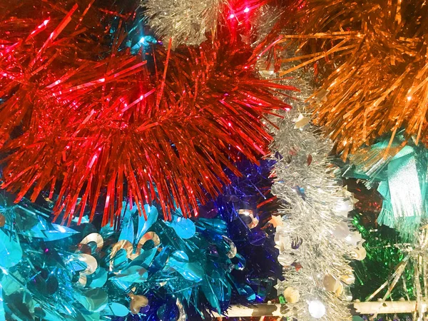 バックグラウンドクリスマスと新年の休日のための金と銀のビットの多色バンチ毛 — ストック写真