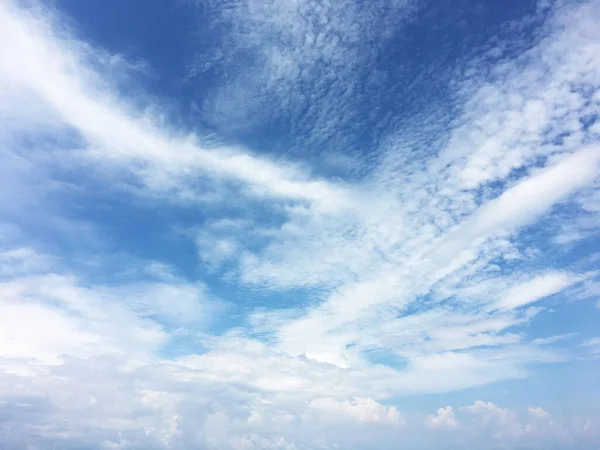 Nuvens Cumulonimbus Branco Bonito Contra Fundo Céu Azul Brilhante — Fotografia de Stock