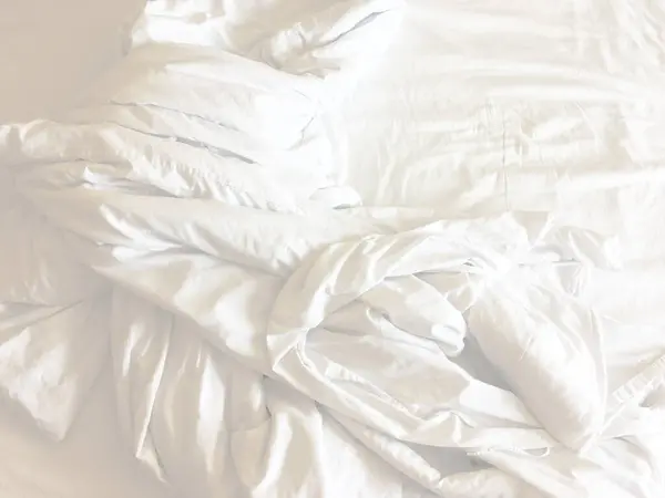 Rugas Cobertor Bagunçado Quarto Depois Acordar Manhã Dormir Uma Noite — Fotografia de Stock