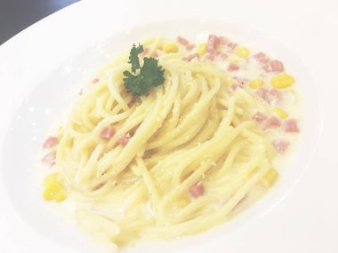 Bir tabak spagetti alla Carbonara, tipik İtalyan makarna tarifi guanciale, yumurta ad pecorino romano cheese.