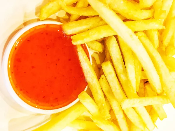 Fast Food Frytki Ketchupem Sosem Pomidorowym Majonezem Drewnianym Talerzu Selektywna — Zdjęcie stockowe