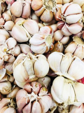 Beyaz sarımsak dokusu. Pazar masasında taze sarımsak. Yakın plan fotoğraf. Vitamin sağlıklı yiyecek baharatı görüntüsü. Baharatlı yemek malzemesi resmi.