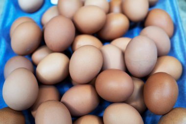 Markette satılık taze tavuk yumurtalarından oluşan soyut bulanık bir bulanıklık..