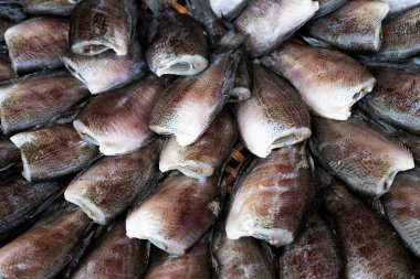 Açık pazarda kurutulmuş yerel gıda balıkları.