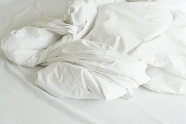 Otel, misafir odasındaki beyaz havlu. Modern iç oda..