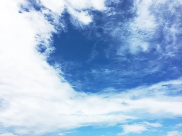青い空に白い雲美しい背景 — ストック写真