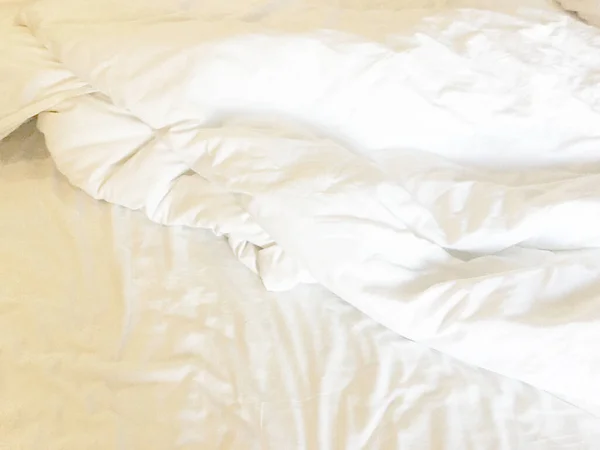 Stökig Säng Vit Kudde Med Filt Sängen Obäddad Begreppet Avkoppling — Stockfoto