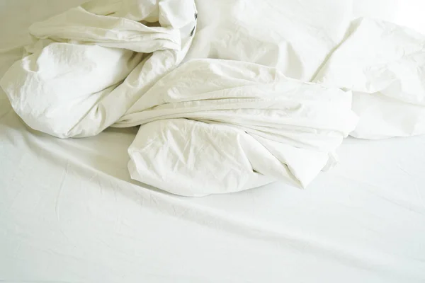 Грязная Кровать Белая Подушка Одеялом Кровати Заправлена Концепция Расслабления После — стоковое фото