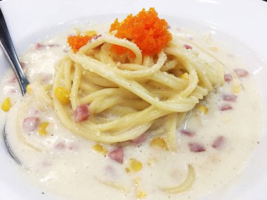 Uçan balık yumurtası ve karidesli Carbonara Spagettisi. Yiyecek konsepti.