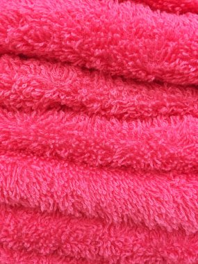 Bir yığın farklı kırmızı havlu..