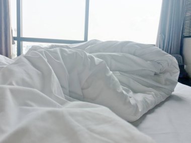 Güzellik odasında temiz beyaz yastıkları ve çarşafları olan yatak hizmetçisi. Yakın plan. Güneş ışığı altında mercek..