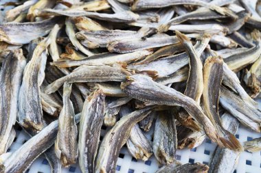 Asya mutfağında kullanılan kurutulmuş küçük balık..