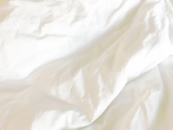 Κάτοψη Του Πτυχή Ενός Φύλλου Άστρωτο Κρεβάτι Στην Κρεβατοκάμαρα Μετά — Φωτογραφία Αρχείου