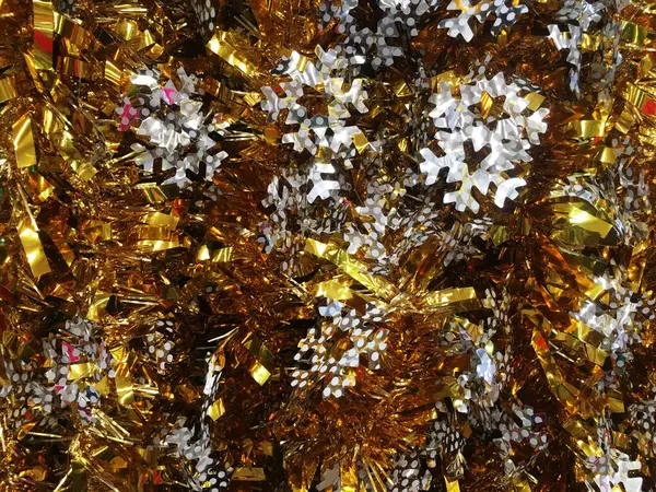 圣诞节和新年假期的背景是五颜六色的皮毛和金银花 — 图库照片