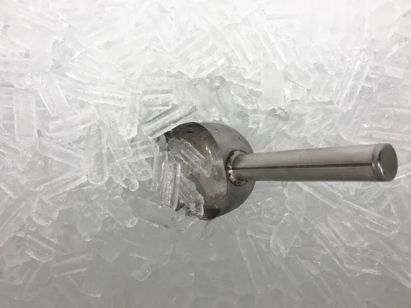 金属勺 冰块压碎 — 图库照片