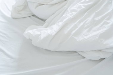 Uzun bir uykudan ve sabah uyanma sonra yatak odasında dağınık çarşaf kırışık Üstten Görünüm