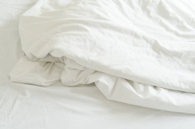 Uzun bir uykudan ve sabah uyanma sonra yatak odasında dağınık çarşaf kırışık Üstten Görünüm.