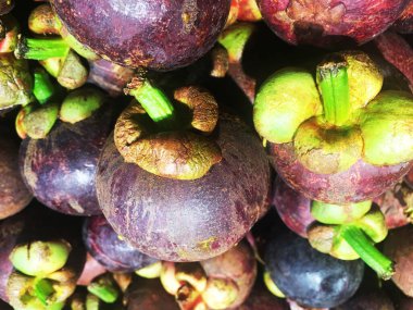 Sağlıklı meyveler Kırmızı mangosteen arkaplan, siyah mangosteen, siyah mangosteen süpermarkette yenmeye hazır mangosteen sürüsü.