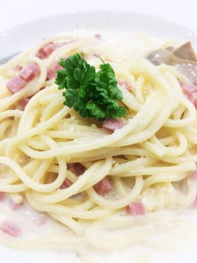 jambon ve peynirli makarna carbonara.