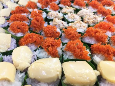 Tayland tatlıları, hindistan cevizi kreması, karides, tüy, yeşil muz yaprağı üzerinde tatlı hindistan cevizi..