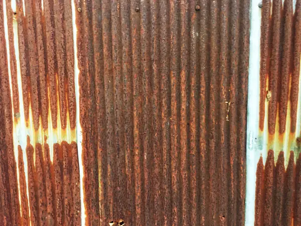 背景是剥落的油漆和生锈的旧金属 锌墙纹理图案背景锈蚀波纹金属陈腐 — 图库照片