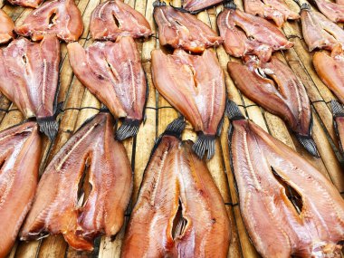 Kurutulmuş yılan başlı balıklar kuru güneşte bambu sepetinde..