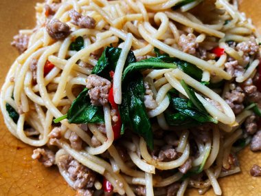 Kızarmış baharatlı spagettiyi karidesle karıştır (sarhoş spagetti veya Phad Kee Mao Spagetti )