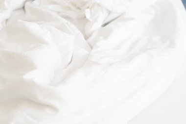  Oteldeki yatağın üzerindeki kırışıklık battaniyesi ve battaniyede güneş ışığı..