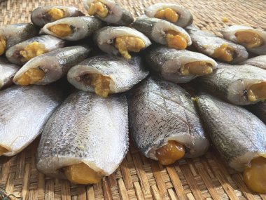 Kurutulmuş yılan derisi gourami satılık bir masaya konmuş. Tayland 'da popüler bir yiyecek koruma alanıdır..