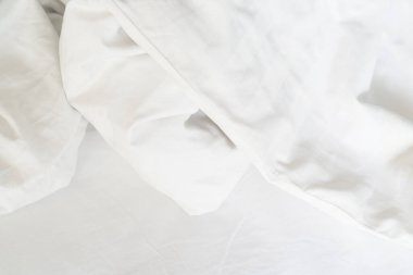 Yapılmamış yatak, kırışık yastık kılıfları, çarşaf ve yorgan..