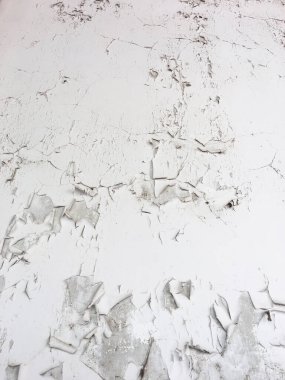 Boyalı duvarı soymaya yakın..