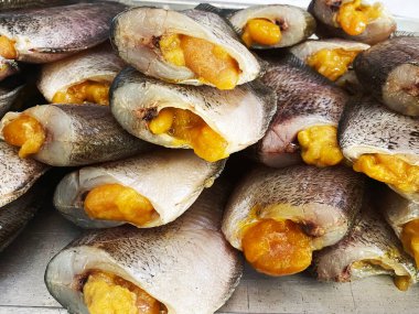 Kurutulmuş yılan derisi gourami satılık bir masaya konmuş. Tayland 'da popüler bir yiyecek koruma alanıdır...