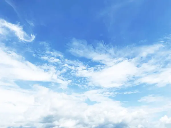 Mooie Wolken Lente Een Zonnige Dag Blauwe Lucht Witte Pluizige Stockfoto