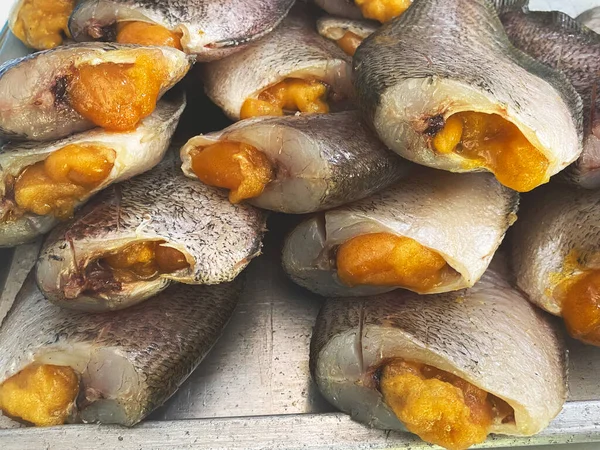 タイのストリートフードコンセプト ヘッドレスヘビキングルミ太陽乾燥魚はタイの地元市場で調理する準備ができています — ストック写真