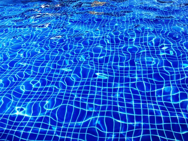 Wazig Water Golfde Zwembad — Stockfoto