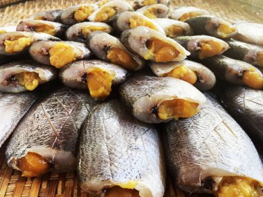 Kurutulmuş yılan derisi Gourami 'nin masaya yerleştirilmesi yiyeceğin uzun süre korunması anlamına gelir..